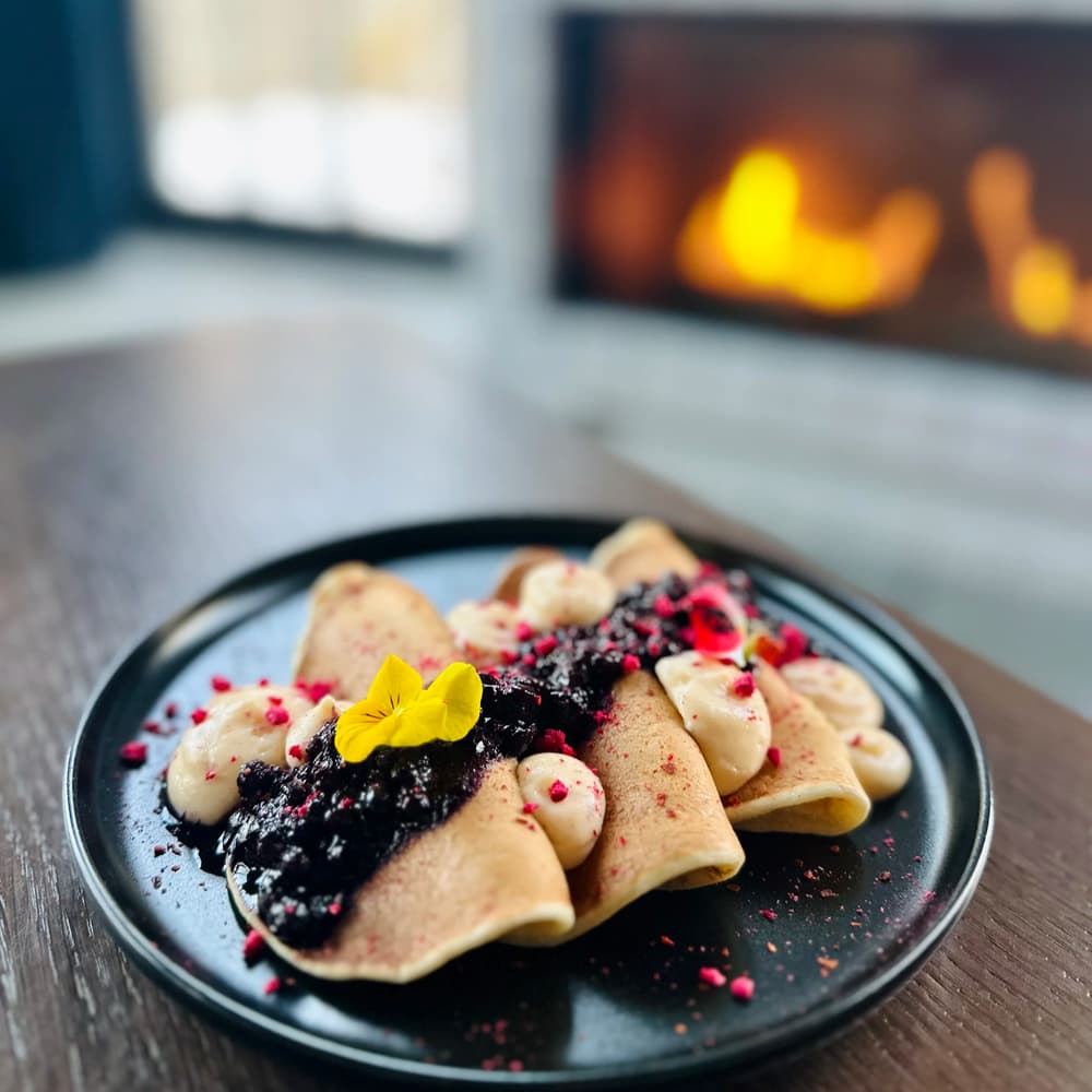 Pancakes with raspberry dust and vanilla cream
